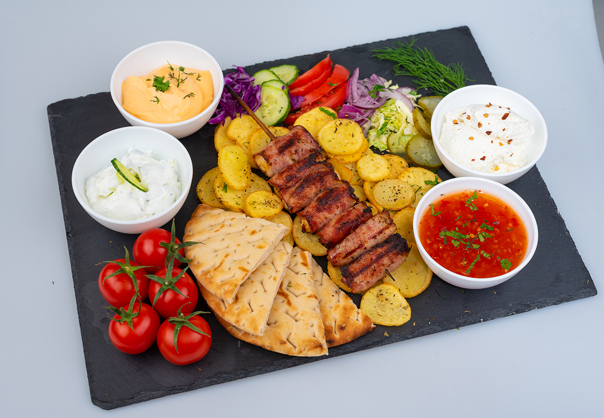 Souvlaki Pui cu Bacon la Farfurie